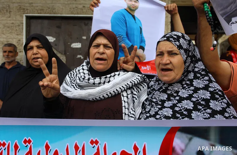 Palestinians take part in a protest to show solidarity with Palestinian prisoners held in Israeli jails, in front of Red cross office in Gaza city on October 1, 2018. Photo by Mahmoud Ajjour