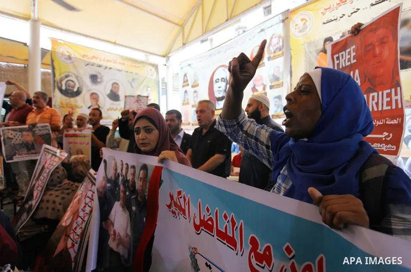 Palestinians take part in a protest to show solidarity with Palestinian prisoners held in Israeli jails, in front of Red cross office in Gaza city on October 1, 2018. Photo by Mahmoud Ajjour