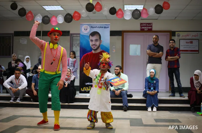 Palestinian clowns play with children with cancer at el-Rantisi hospital in Gaza city, on October 7, 2018. Photo by Mahmoud Ajjour