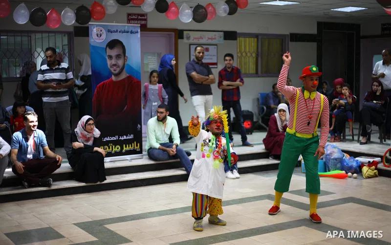 Palestinian clowns play with children with cancer at el-Rantisi hospital in Gaza city, on October 7, 2018. Photo by Mahmoud Ajjour