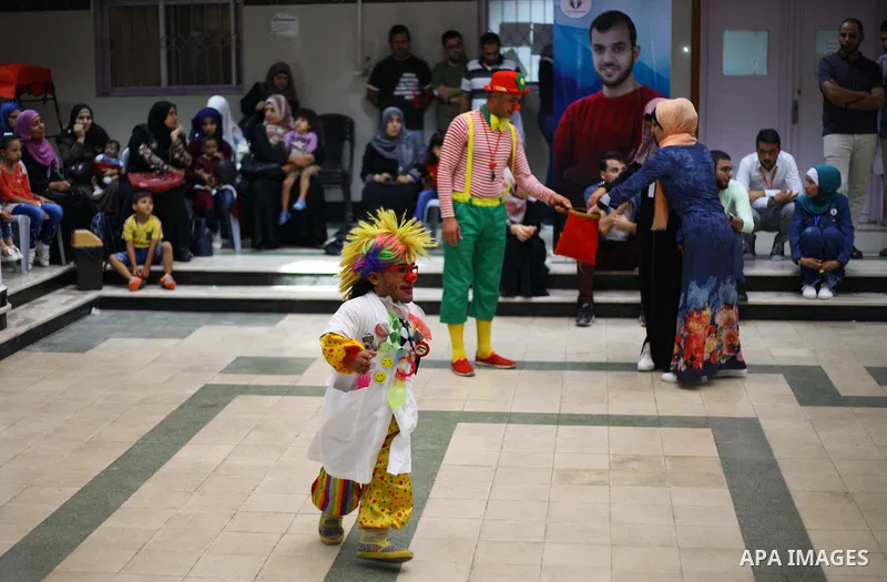 Palestinian clowns play with children with cancer at el-Rantisi hospital in Gaza city, on October 7, 2018. Photo by Mahmoud Ajjour