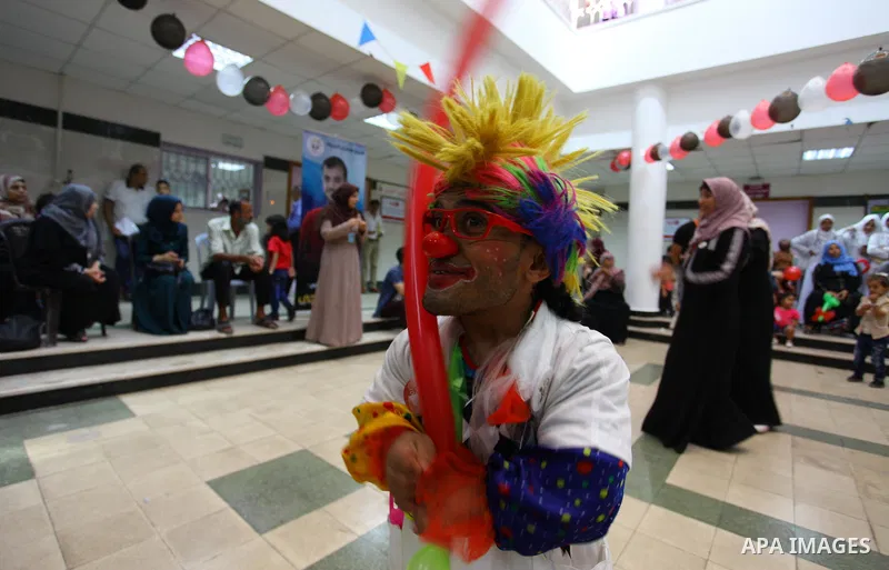 A Palestinian clown plays with children with cancer at el-Rantisi hospital in Gaza city, on October 7, 2018. Photo by Mahmoud Ajjour