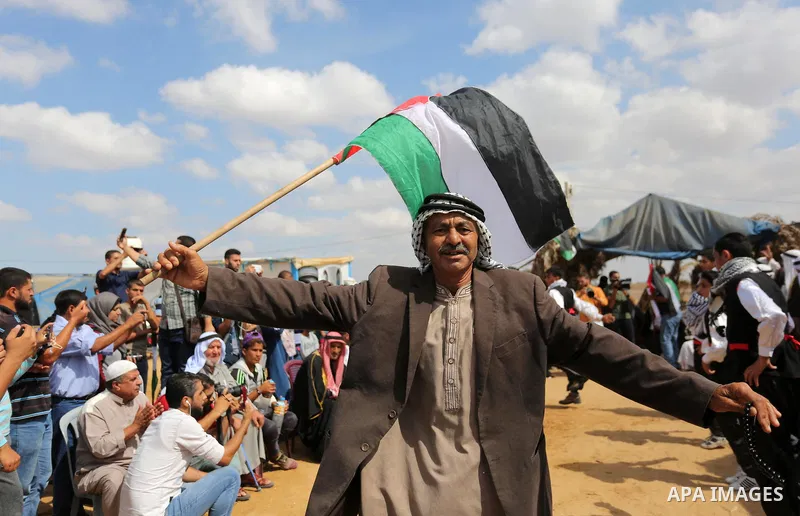 Palestinians perform the traditional dancing during a heritage festival at the Israel-Gaza border, in Khan Younis in the southern Gaza Strip on October 10, 2018. Photo by Ashraf Amra