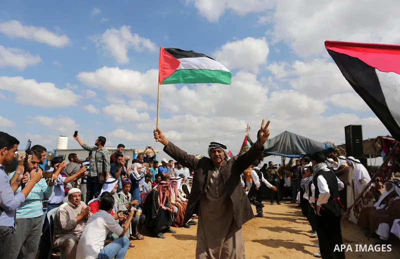 Palestinians perform the traditional dancing during a heritage festival at the Israel-Gaza border, in Khan Younis in the southern Gaza Strip on October 10, 2018. Photo by Ashraf Amra
