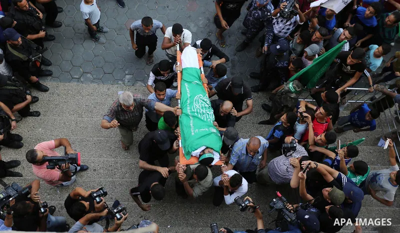 Relatives of Palestinian Ahmed Abu Naim, 17, who was shot dead by Israeli troops during clashes in tents protest where Palestinian demand rights to return to their homeland at Israel-Gaza border, mourn over his body duri...