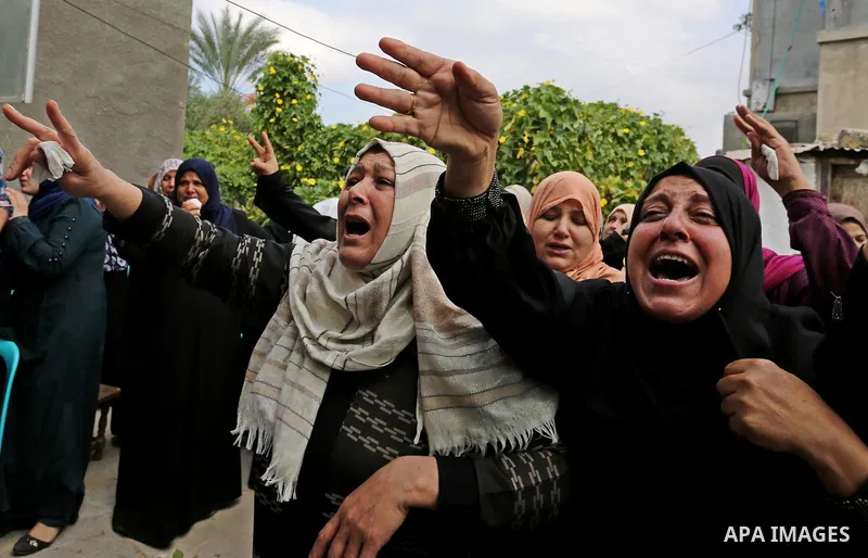 Relatives of Palestinian Naji Al-Zaanin, 25, who was killed in an Israeli airstrike mourn during his funeral in Beit Hanoun in the northern Gaza Strip on October 17, 2018. Photo by Ashraf Amra