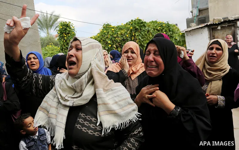 Relatives of Palestinian Naji Al-Zaanin, 25, who was killed in an Israeli airstrike mourn during his funeral in Beit Hanoun in the northern Gaza Strip on October 17, 2018. Photo by Ashraf Amra