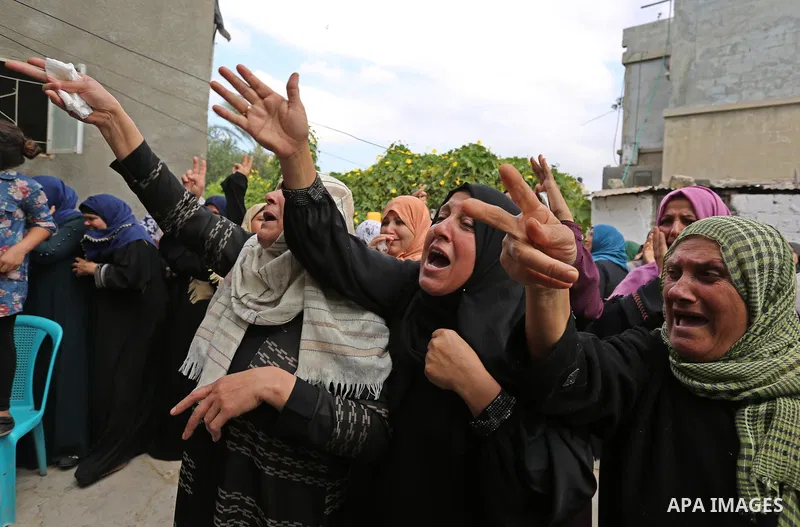 Relatives of Palestinian Naji Al-Zaanin, 25, who was killed in an Israeli airstrike mourn during his funeral in Beit Hanoun in the northern Gaza Strip on October 17, 2018. Photo by Ashraf Amra