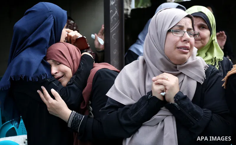 Relatives of Palestinian Naji Al-Zaanin, 25, who was killed in an Israeli airstrike mourn during his funeral in Beit Hanoun in the northern Gaza Strip on October 17, 2018. Photo by Ashraf Amra
