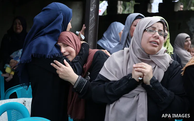 Relatives of Palestinian Naji Al-Zaanin, 25, who was killed in an Israeli airstrike mourn during his funeral in Beit Hanoun in the northern Gaza Strip on October 17, 2018. Photo by Ashraf Amra