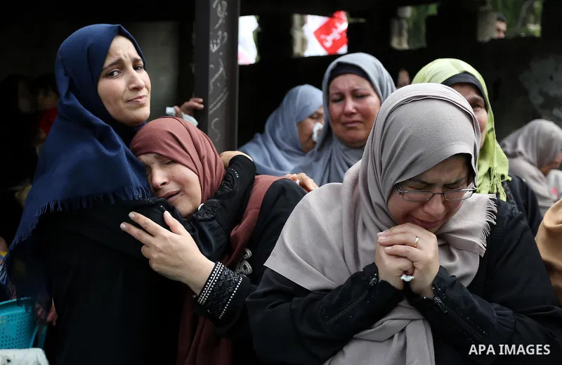 Relatives of Palestinian Naji Al-Zaanin, 25, who was killed in an Israeli airstrike mourn during his funeral in Beit Hanoun in the northern Gaza Strip on October 17, 2018. Photo by Ashraf Amra