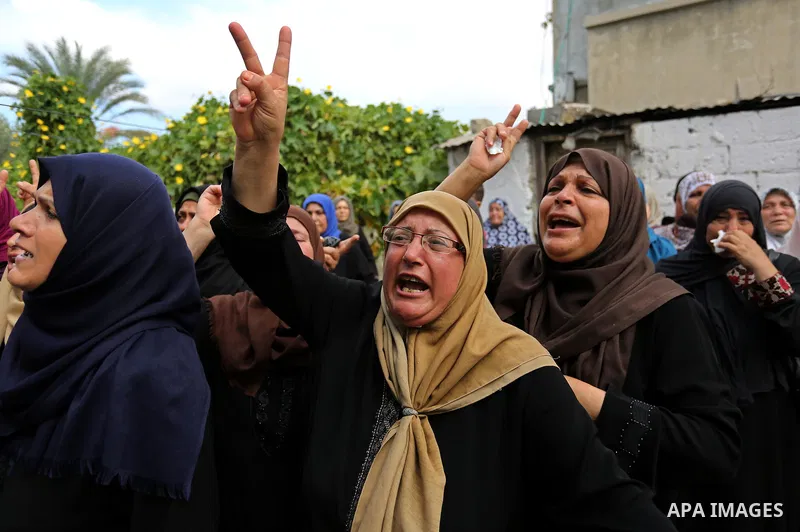 Relatives of Palestinian Naji Al-Zaanin, 25, who was killed in an Israeli airstrike mourn during his funeral in Beit Hanoun in the northern Gaza Strip on October 17, 2018. Photo by Ashraf Amra