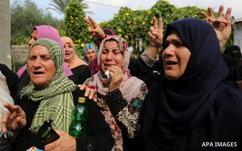 Relatives of Palestinian Naji Al-Zaanin, 25, who was killed in an Israeli airstrike mourn during his funeral in Beit Hanoun in the northern Gaza Strip on October 17, 2018. Photo by Ashraf Amra