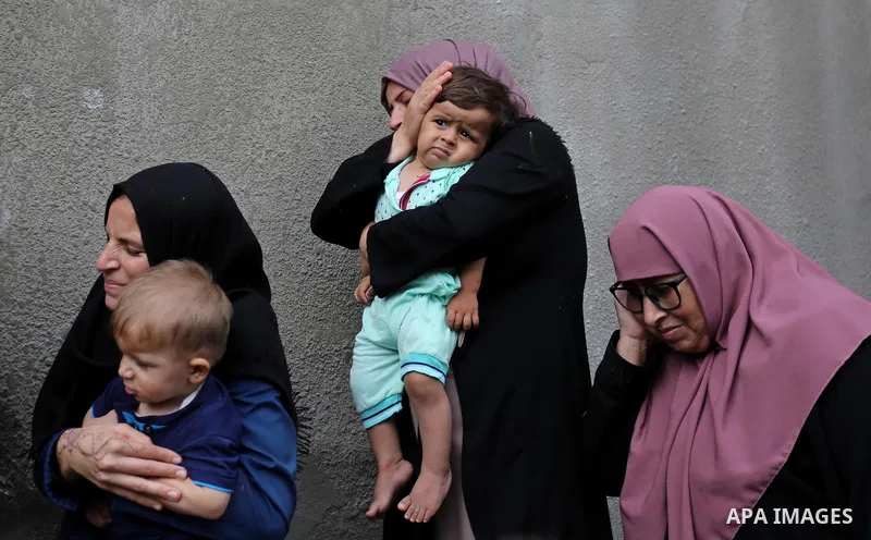 Relatives of Palestinian Naji Al-Zaanin, 25, who was killed in an Israeli airstrike mourn during his funeral in Beit Hanoun in the northern Gaza Strip on October 17, 2018. Photo by Ashraf Amra