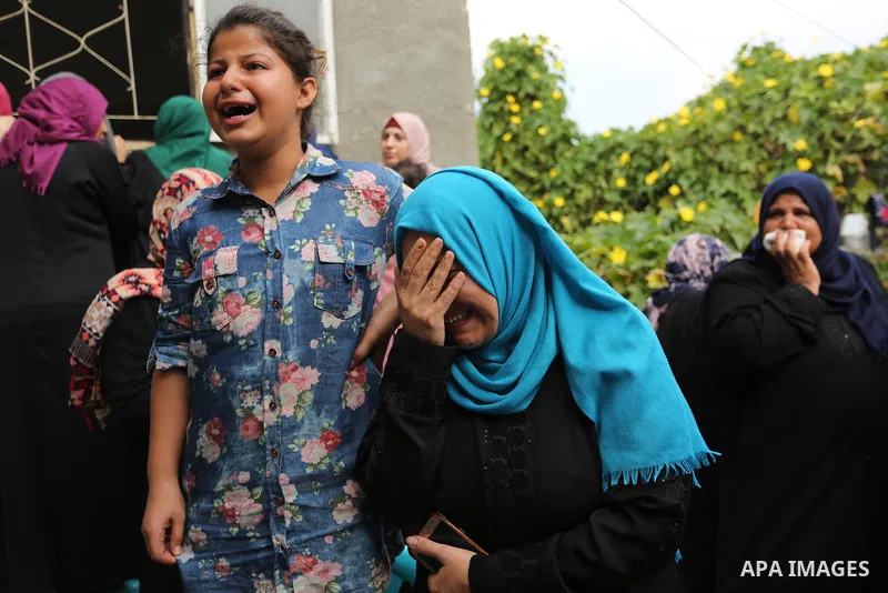 Relatives of Palestinian Naji Al-Zaanin, 25, who was killed in an Israeli airstrike mourn during his funeral in Beit Hanoun in the northern Gaza Strip on October 17, 2018. Photo by Ashraf Amra