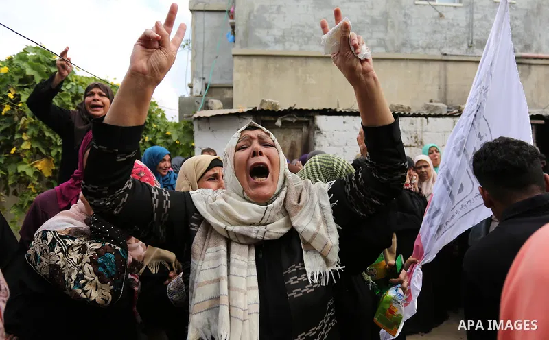 Relatives of Palestinian Naji Al-Zaanin, 25, who was killed in an Israeli airstrike mourn during his funeral in Beit Hanoun in the northern Gaza Strip on October 17, 2018. Photo by Ashraf Amra