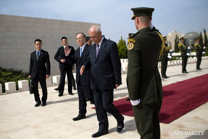 Secretary General of the Palestinian Presidency Tayeb Abdul Rahim receiving China's vice-President Wang Qishan at late Palestinian leader Yasser Arafat grave in the West Bank city of Ramallah, on October 23, 2018(APAIMAG...