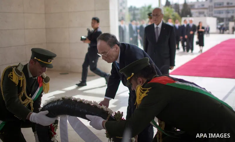 Secretary General of the Palestinian Presidency Tayeb Abdul Rahim receiving China's vice-President Wang Qishan at late Palestinian leader Yasser Arafat grave in the West Bank city of Ramallah, on October 23, 2018(APAIMAG...