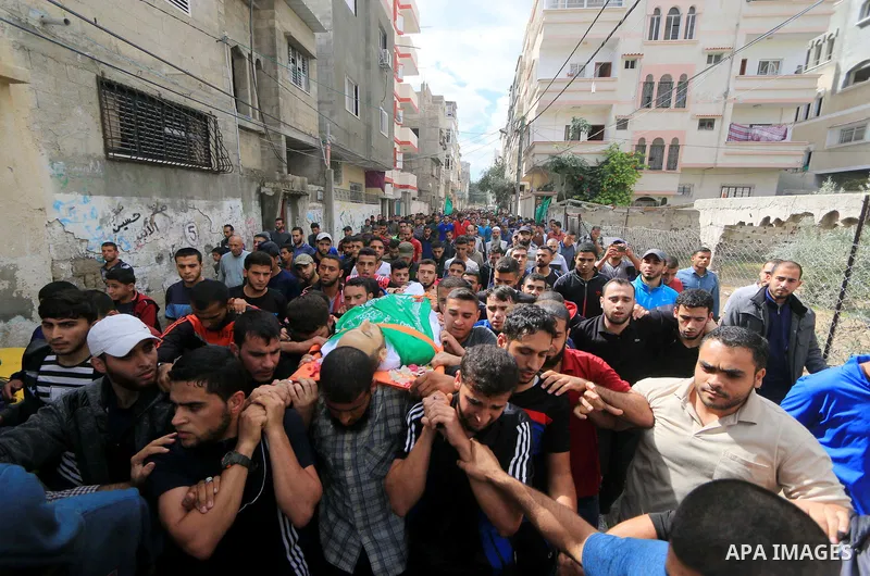 Mourners carry the body of Palestinian Mujahid Aql, 24, who was died of his wounds which he sustained by Israeli forces during clashes in tents protest where Palestinians demand the right to return to their homeland at t...