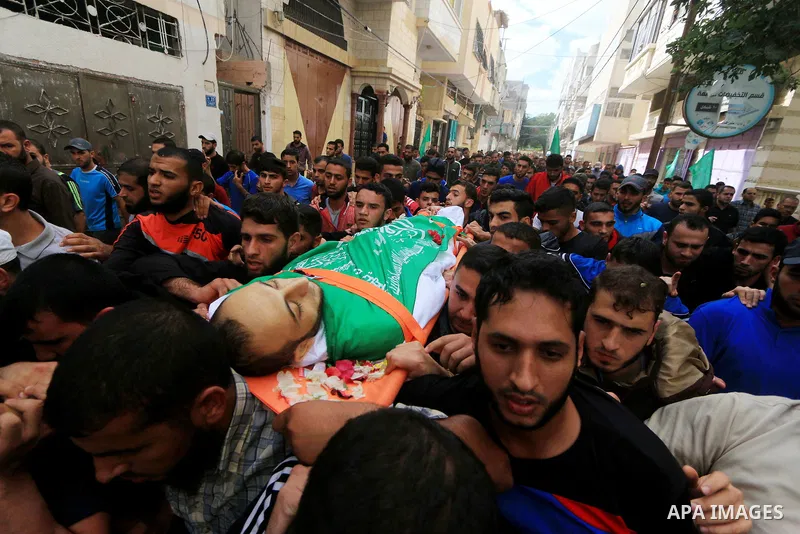 Mourners carry the body of Palestinian Mujahid Aql, 24, who was died of his wounds which he sustained by Israeli forces during clashes in tents protest where Palestinians demand the right to return to their homeland at t...