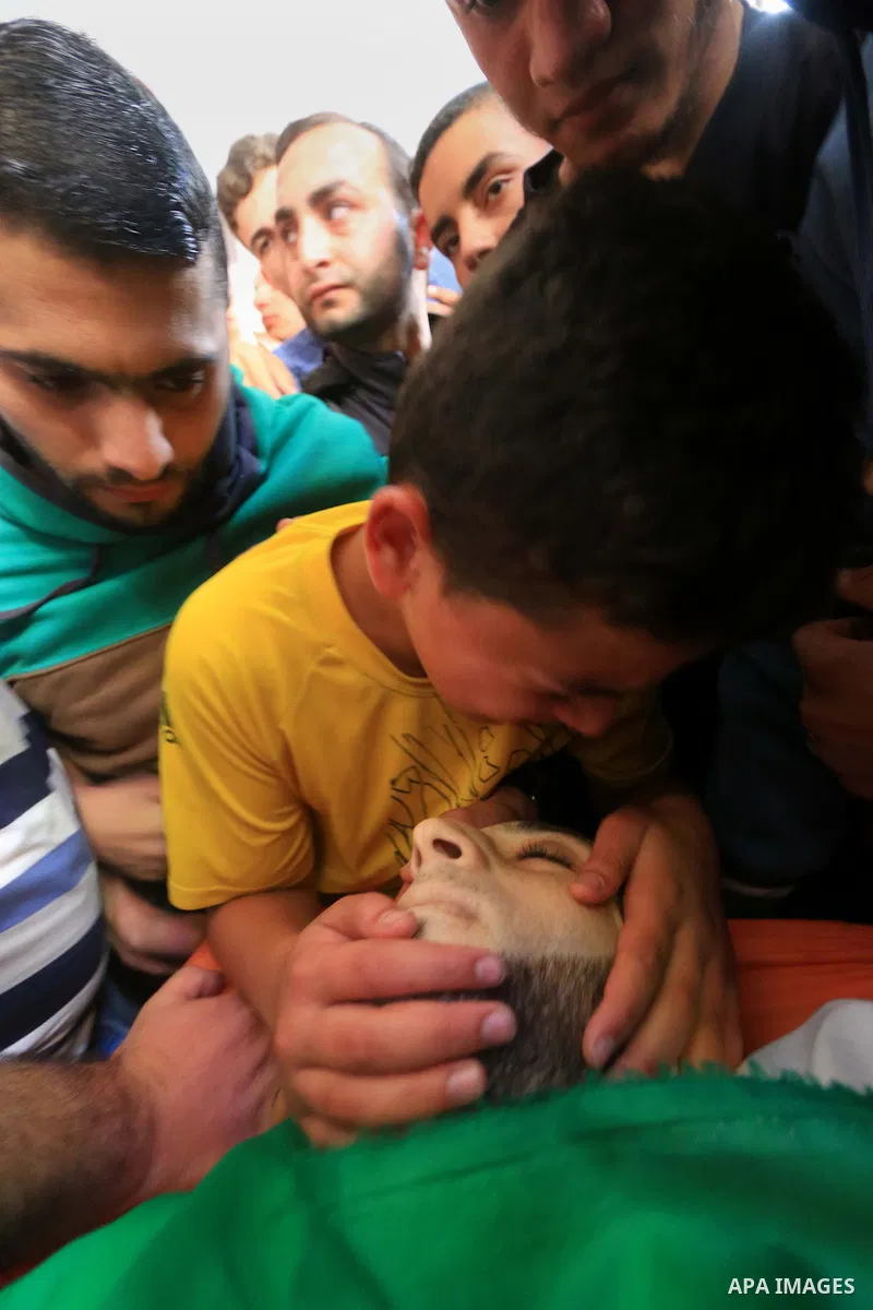 Relatives of Palestinian Mujahid Aql, 24, who was died of his wounds which he sustained by Israeli forces during clashes in tents protest where Palestinians demand the right to return to their homeland at the Israel-Gaza...