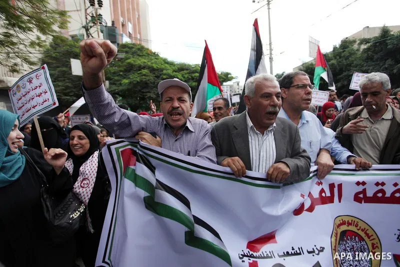 Palestinian supporters of the five democratic forces (DFLP, PFLP, the National Initiative, the People's Party and the Palestinian Democratic Union "FIDA") , take part in a protest to support the palestinian reconciliatio...