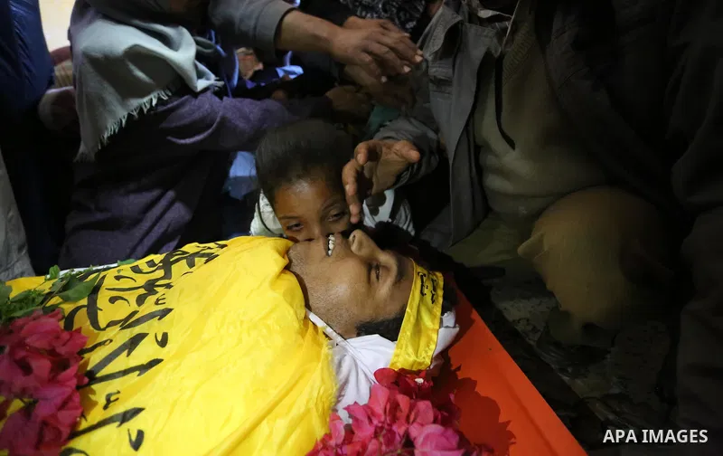 Relatives of Palestinian Yahya el-Hassanat, 37, who was shot dead by Israeli troops during clashes in tents protest where Palestinian demand rights to return to their homeland at Israel-Gaza border, mourn over his body d...