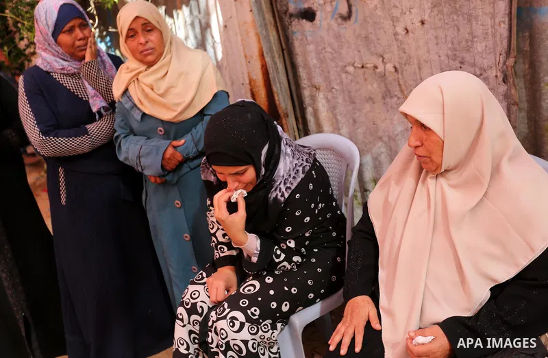 Relatives of Palestinian Yahya el-Hassanat, 37, who was shot dead by Israeli troops during clashes in tents protest where Palestinian demand rights to return to their homeland at Israel-Gaza border, mourn during his fune...