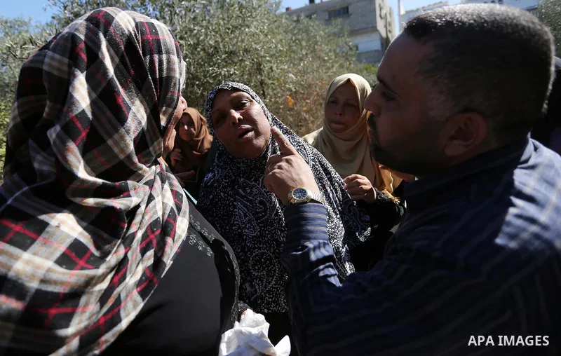 Relatives of Palestinian Yahya el-Hassanat, 37, who was shot dead by Israeli troops during clashes in tents protest where Palestinian demand rights to return to their homeland at Israel-Gaza border, mourn during his fune...