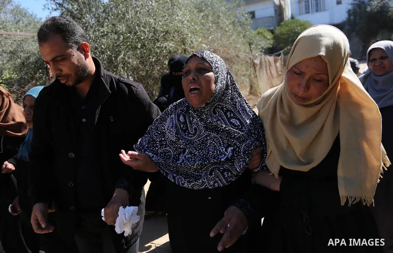 Relatives of Palestinian Yahya el-Hassanat, 37, who was shot dead by Israeli troops during clashes in tents protest where Palestinian demand rights to return to their homeland at Israel-Gaza border, mourn during his fune...