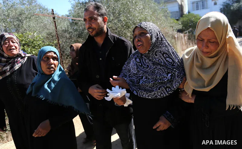 Relatives of Palestinian Yahya el-Hassanat, 37, who was shot dead by Israeli troops during clashes in tents protest where Palestinian demand rights to return to their homeland at Israel-Gaza border, mourn during his fune...