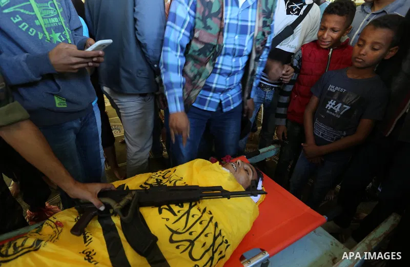Relatives of Palestinian Yahya el-Hassanat, 37, who was shot dead by Israeli troops during clashes in tents protest where Palestinian demand rights to return to their homeland at Israel-Gaza border, mourn over his body d...