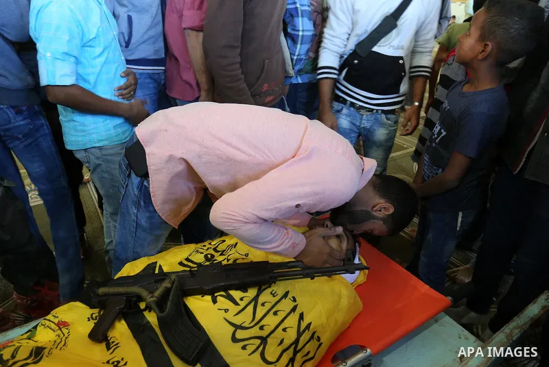 Relatives of Palestinian Yahya el-Hassanat, 37, who was shot dead by Israeli troops during clashes in tents protest where Palestinian demand rights to return to their homeland at Israel-Gaza border, mourn over his body d...