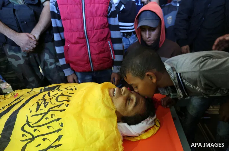 Relatives of Palestinian Yahya el-Hassanat, 37, who was shot dead by Israeli troops during clashes in tents protest where Palestinian demand rights to return to their homeland at Israel-Gaza border, mourn over his body d...