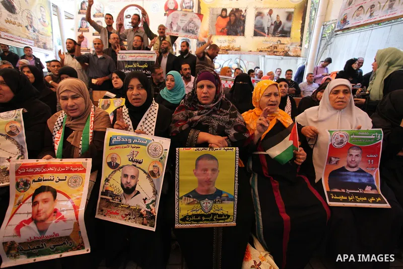 Palestinians take part in a protest to show solidarity with Palestinian prisoners held in Israeli jails, in front of Red cross office in Gaza city on October 29, 2018. Photo by Mahmoud Ajjour