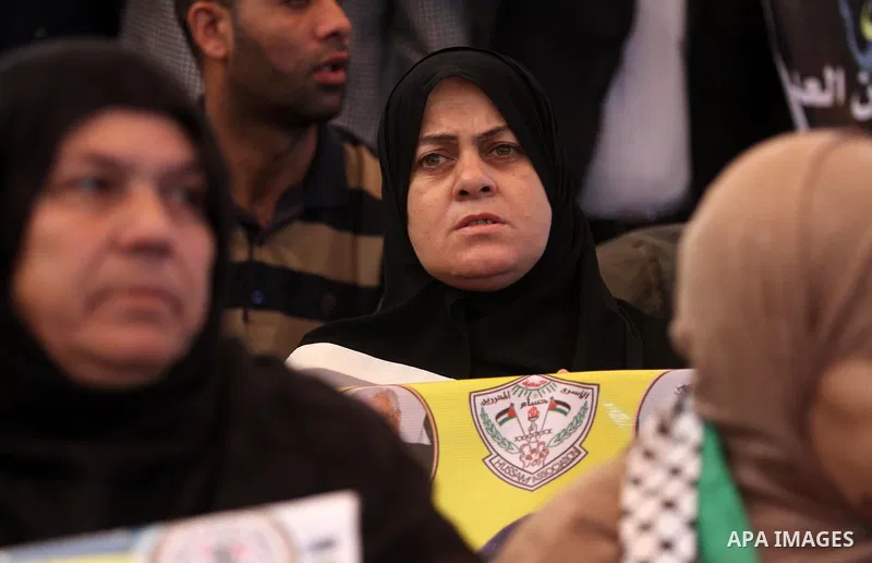 Palestinians take part in a protest to show solidarity with Palestinian prisoners held in Israeli jails, in front of Red cross office in Gaza city on October 29, 2018. Photo by Mahmoud Ajjour