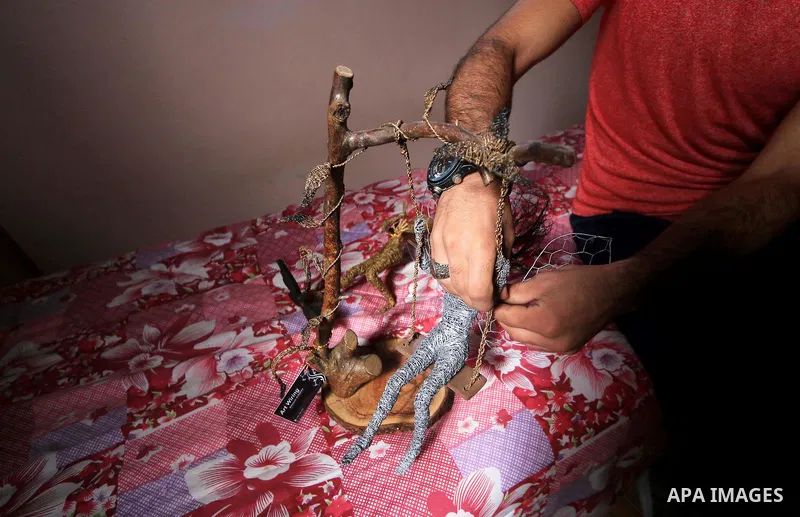 Palestinian artist Mahmoud Nabaheen, 20, uses wires to make a handmade statues, shapes and figures, at his home in al-Bureij in the center of Gaza Strip on November 5, 2018. Photo by Mahmoud Khattab