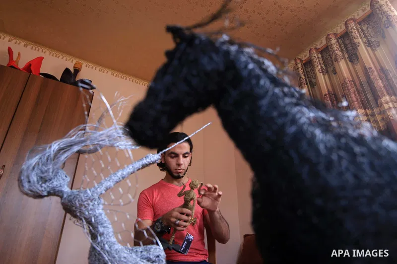 Palestinian artist Mahmoud Nabaheen, 20, uses wires to make a handmade statues, shapes and figures, at his home in al-Bureij in the center of Gaza Strip on November 5, 2018. Photo by Mahmoud Khattab