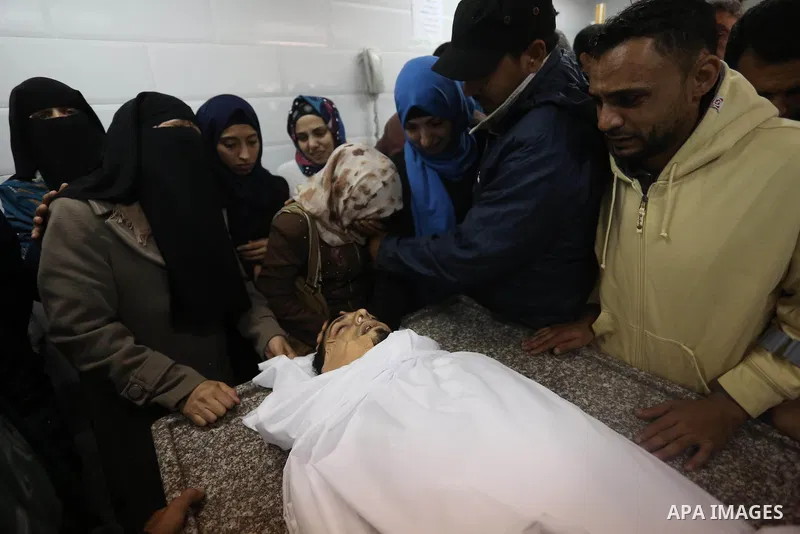 Relatives of Palestinian Rami Qahman, 28, who was shot dead by Israeli forces at the Israel-Gaza border, mourn over his body during his funeral at the morgue of the European Hospital in Khan Yunis in the southern Gaza St...