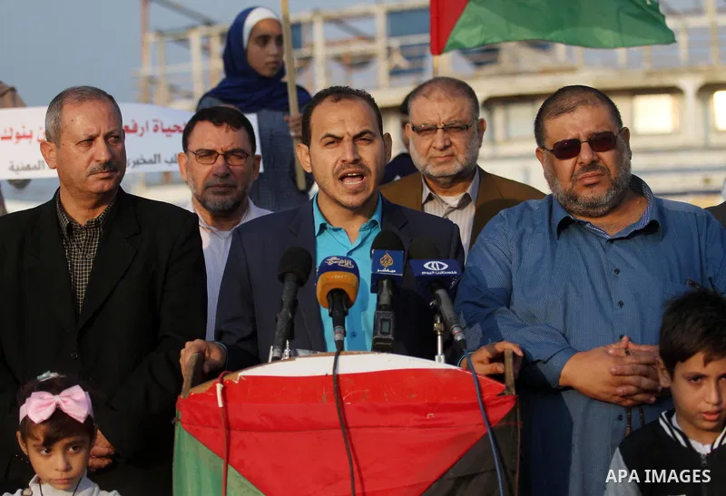 Spokesman of the National Commission to break the siege Bassam Al-Manasrah, speaks during a press conference at the seaport in Gaza city on November 11, 2018. Photo by Mahmoud Ajjour