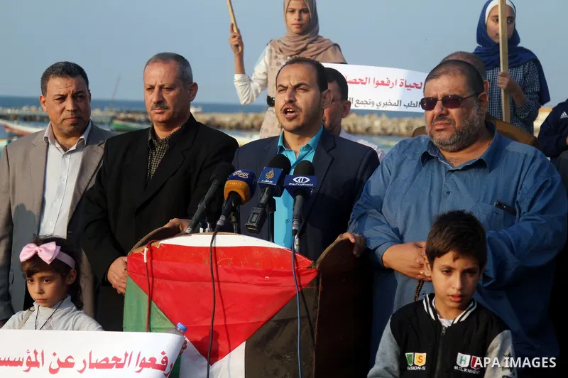 Spokesman of the National Commission to break the siege Bassam Al-Manasrah, speaks during a press conference at the seaport in Gaza city on November 11, 2018. Photo by Mahmoud Ajjour