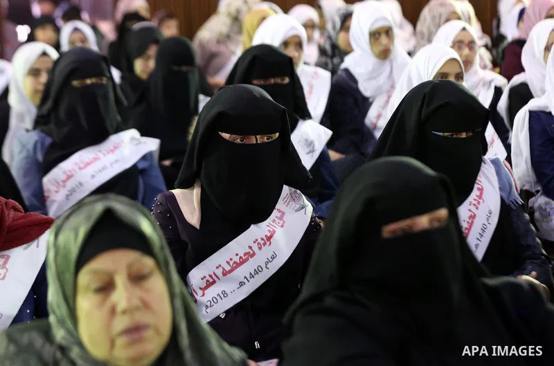 Palestinian females attend a religious ceremony after they completing the Koran education, organized by Islamic Jihad in Gaza City on November 25, 2018. Photo by Ashraf Amra