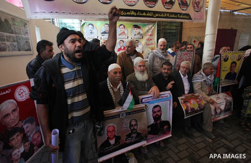Palestinians take part in a protest to solidarity with Palestinian Prisoners held in Israeli jails, in front of Red Cross office, in Gaza city, on November, 26, 2018. Photo by Mahmoud Ajjour