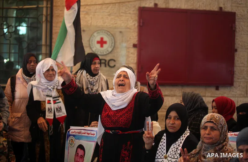 Palestinians take part in a protest to solidarity with Palestinian Prisoners held in Israeli jails, in front of Red Cross office, in Gaza city, on November, 26, 2018. Photo by Mahmoud Ajjour