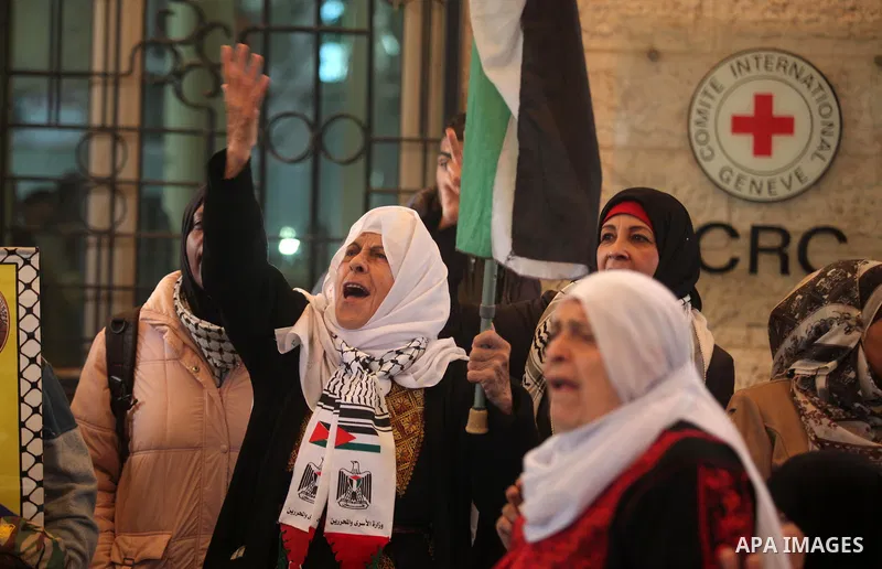 Palestinians take part in a protest to solidarity with Palestinian Prisoners held in Israeli jails, in front of Red Cross office, in Gaza city, on November, 26, 2018. Photo by Mahmoud Ajjour