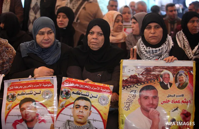 Palestinians take part in a protest to solidarity with Palestinian Prisoners held in Israeli jails, in front of Red Cross office, in Gaza city, on November, 26, 2018. Photo by Mahmoud Ajjour