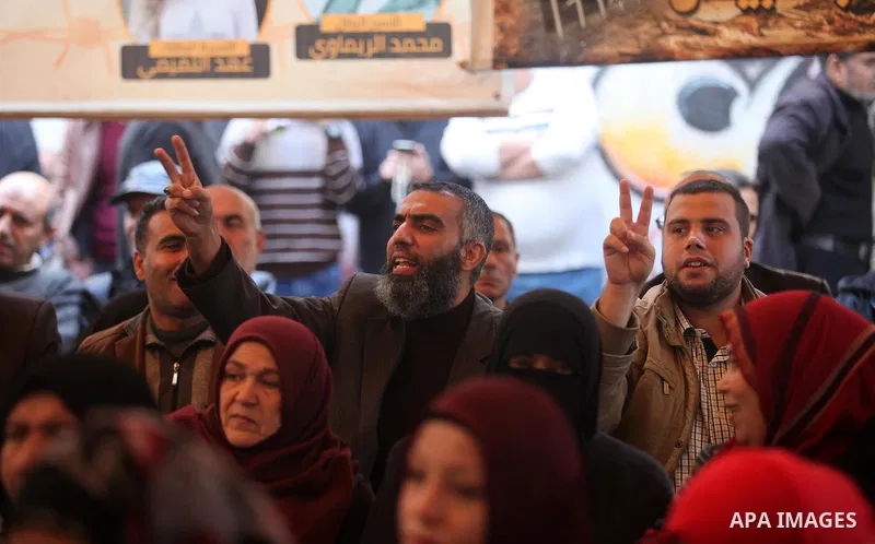 Palestinians take part in a protest to solidarity with Palestinian Prisoners held in Israeli jails, in front of Red Cross office, in Gaza city, on November, 26, 2018. Photo by Mahmoud Ajjour