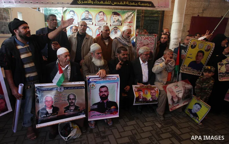 Palestinians take part in a protest to solidarity with Palestinian Prisoners held in Israeli jails, in front of Red Cross office, in Gaza city, on November, 26, 2018. Photo by Mahmoud Ajjour