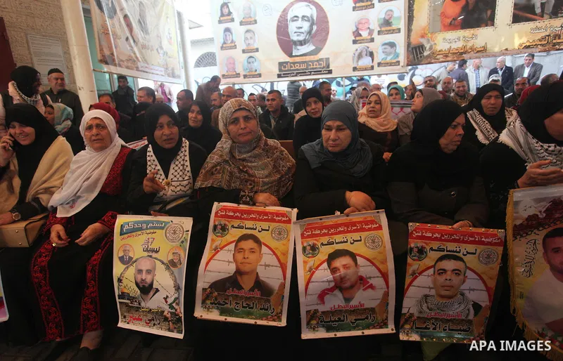 Palestinians take part in a protest to solidarity with Palestinian Prisoners held in Israeli jails, in front of Red Cross office, in Gaza city, on November, 26, 2018. Photo by Mahmoud Ajjour