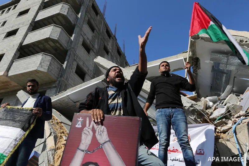 Palestinians take part during a protest against targeting of the television station al-Aqsa TV which was destroyed by Israeli air strikes in Gaza City on November 26, 2018. Photo by Ashraf Amra